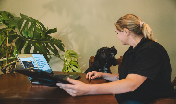 Mobile vs clinic-based animal therapists: choosing a workflow that actually works